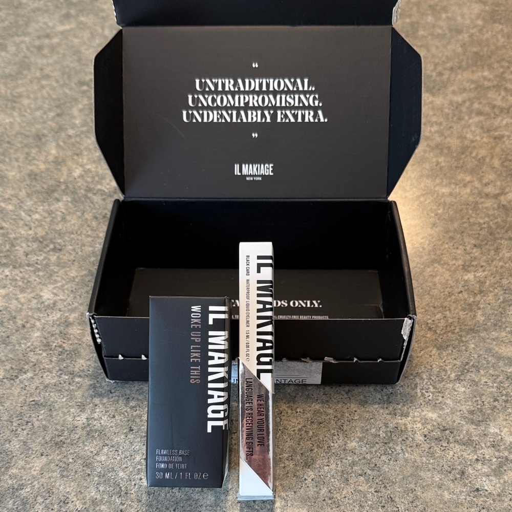 IL MAKIAGE Foundation Set - Black and White Packaging